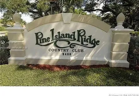 9230 Lagoon Place Davie FL 33324