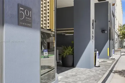 121 NE 5th Street Miami FL 33132