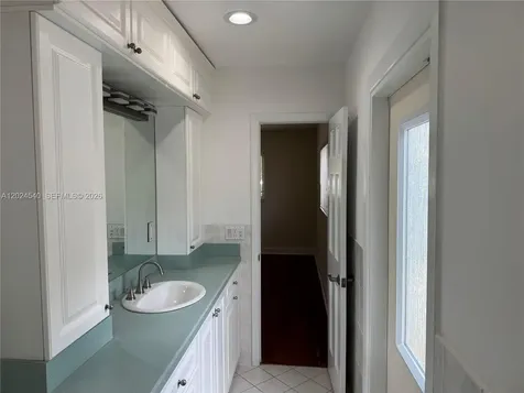 1660 NW 42nd Street Oakland Park FL 33309