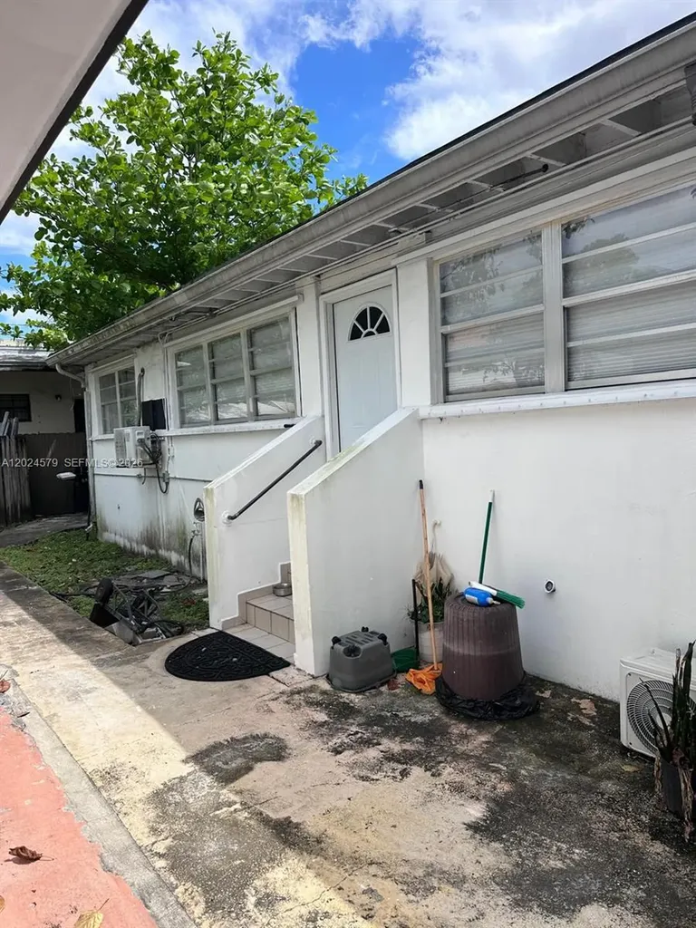 923 SW 43 Avenue Miami FL 33134
