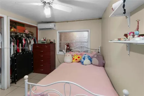 827 SW 128 Avenue Miami FL 33184