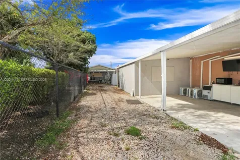 827 SW 128 Avenue Miami FL 33184