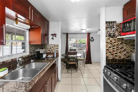 827 SW 128 Avenue Miami FL 33184