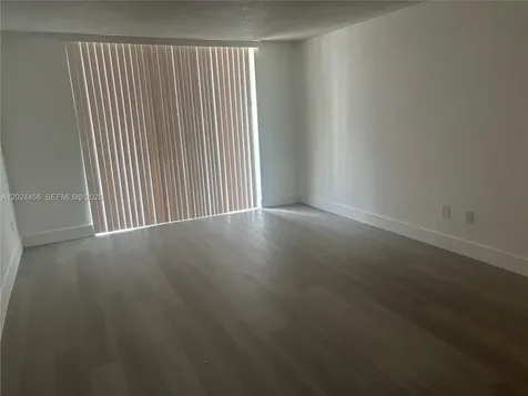 484 NW 165th St Road Miami FL 33169