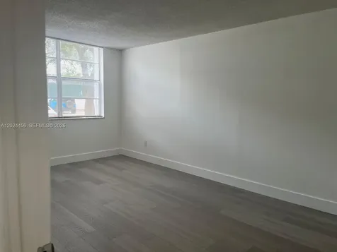 484 NW 165th St Road Miami FL 33169