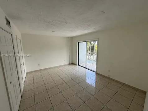 1655 W 44th Place Hialeah FL 33012