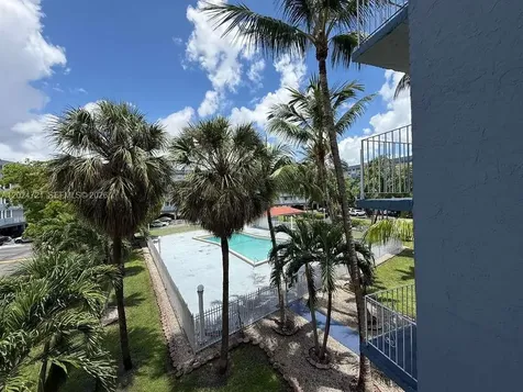 1655 W 44th Place Hialeah FL 33012
