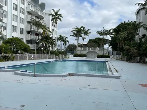486 NW 165th St Road Miami FL 33169