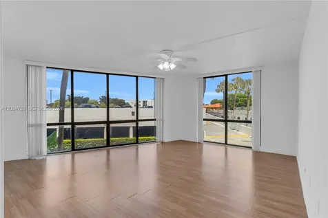 13951 Kendale Lakes Circle Miami FL 33183