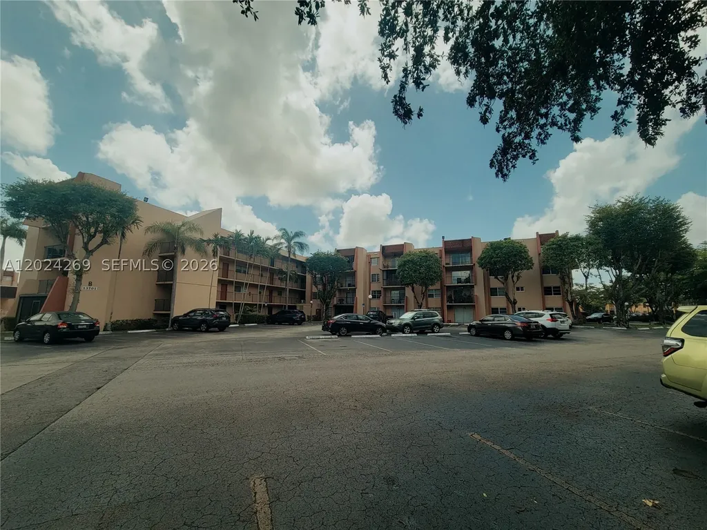 13701 Kendale Lakes Circle Miami FL 33183