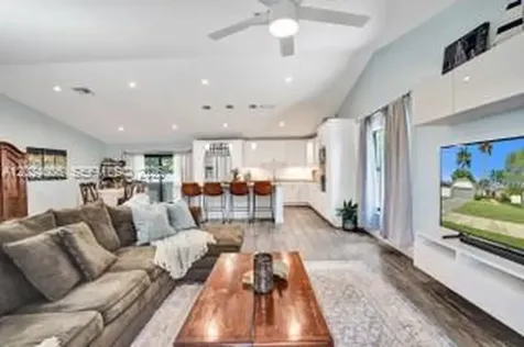 1020 SW 124th Way Davie FL 33325