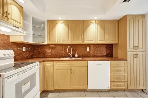 1623 Collins Avenue Miami Beach FL 33139