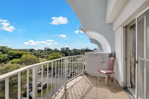 496 NW 165th St Road Miami FL 33169