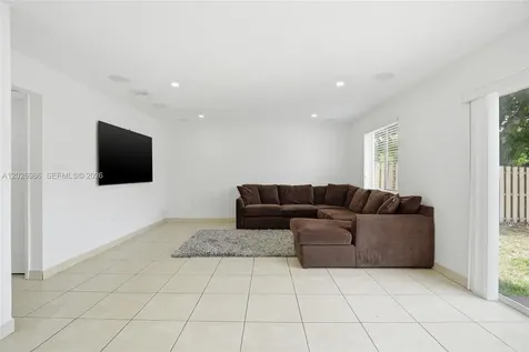 8219 NW 192nd Terrace Hialeah FL 33015