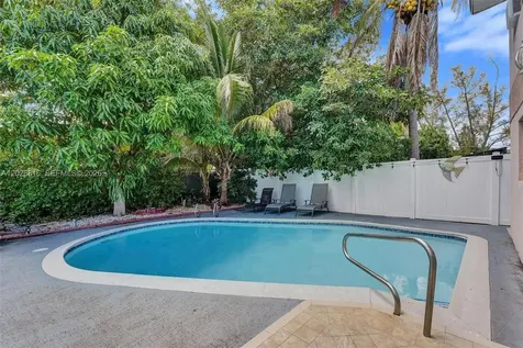 712 SW 7th Terrace Hallandale Beach FL 33009