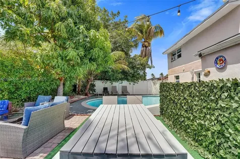 712 SW 7th Terrace Hallandale Beach FL 33009