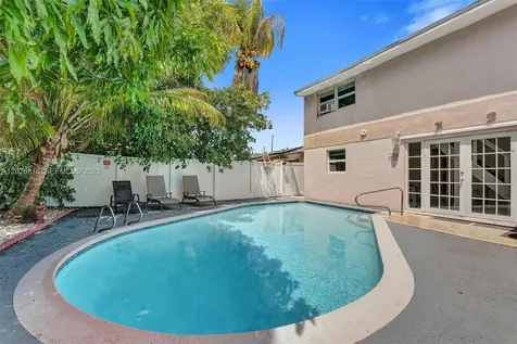 712 SW 7th Terrace Hallandale Beach FL 33009