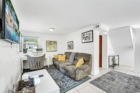 712 SW 7th Terrace Hallandale Beach FL 33009