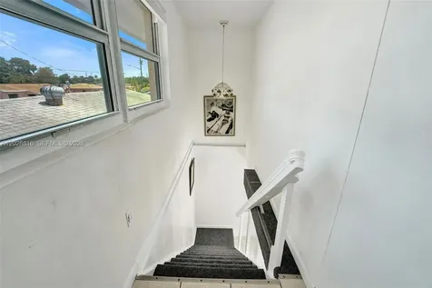 712 SW 7th Terrace Hallandale Beach FL 33009
