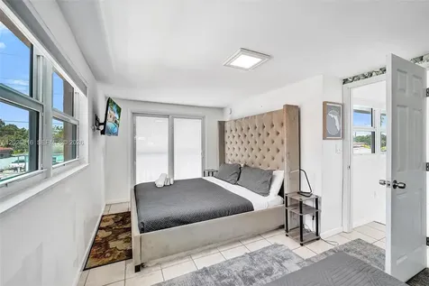 712 SW 7th Terrace Hallandale Beach FL 33009