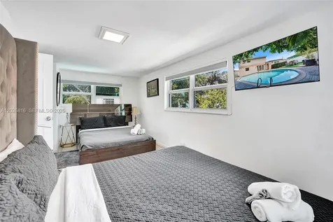 712 SW 7th Terrace Hallandale Beach FL 33009