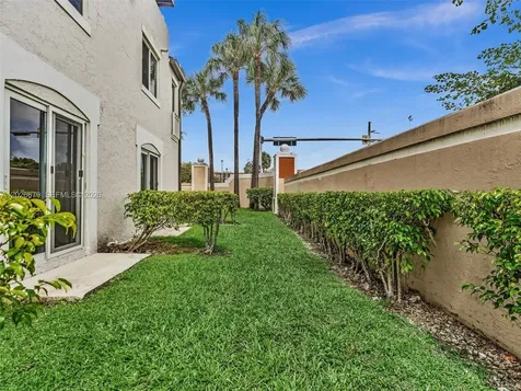 8695 NW 6th Lane Miami FL 33126