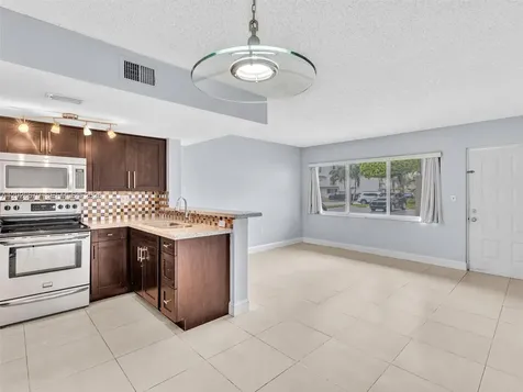 8695 NW 6th Lane Miami FL 33126