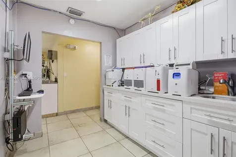 3240 NW 7th Street Miami FL 33125