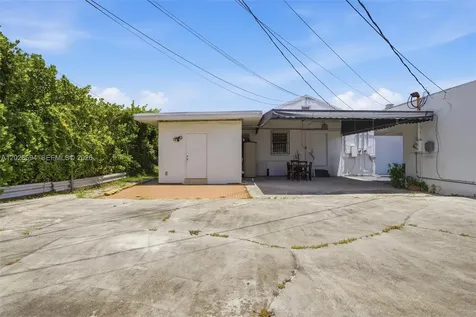 3240 NW 7th Street Miami FL 33125
