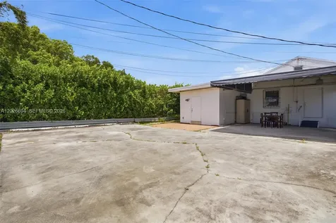 3240 NW 7th Street Miami FL 33125