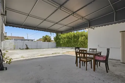 3240 NW 7th Street Miami FL 33125