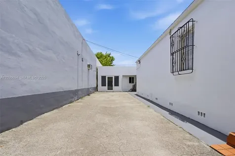 3240 NW 7th Street Miami FL 33125