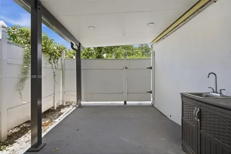3240 NW 7th Street Miami FL 33125