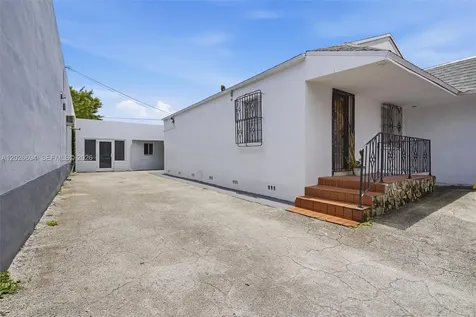 3240 NW 7th Street Miami FL 33125