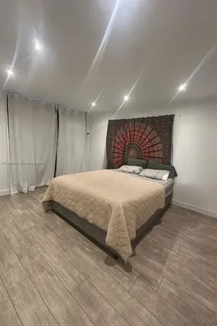 221 Meridian Avenue Miami Beach FL 33139