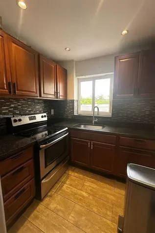 221 Meridian Avenue Miami Beach FL 33139