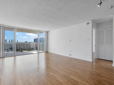 18021 Biscayne Boulevard Aventura FL 33160