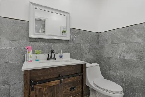 2275 NW 30th Street Miami FL 33142