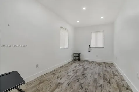 2275 NW 30th Street Miami FL 33142