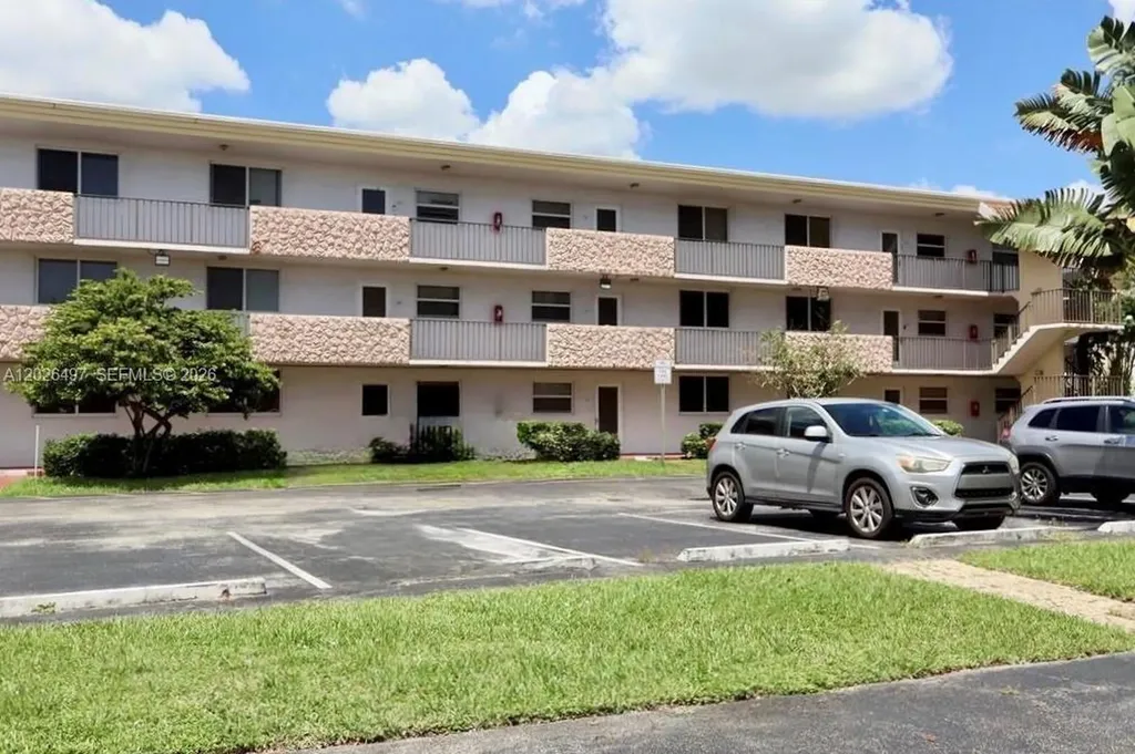 5985 Del Lago Circle Sunrise FL 33313