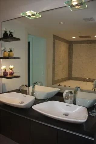 200 Biscayne Boulevard Way Miami FL 33131