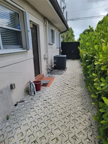 1052 SW 79th Avenue Miami FL 33144