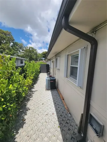1052 SW 79th Avenue Miami FL 33144