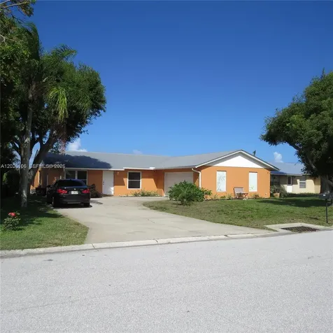 9051 SE Eagle Avenue Hobe Sound FL 33455