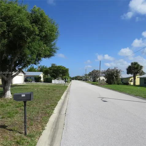 9051 SE Eagle Avenue Hobe Sound FL 33455