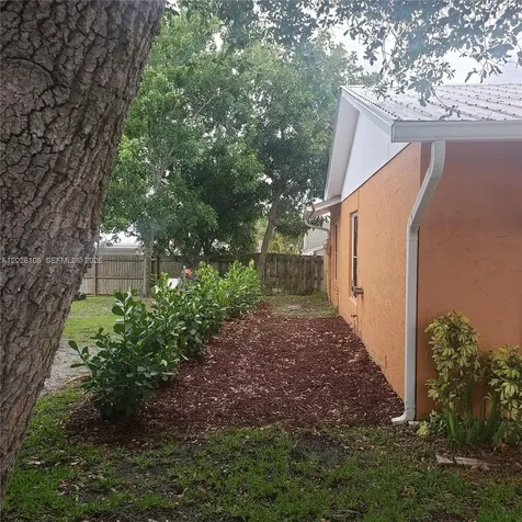 9051 SE Eagle Avenue Hobe Sound FL 33455