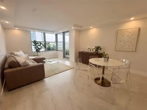 2899 Collins Avenue Miami Beach FL 33140