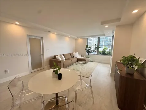 2899 Collins Avenue Miami Beach FL 33140
