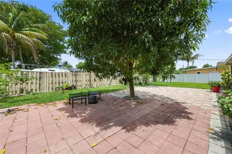 1611 SW 67th Avenue North Lauderdale FL 33068