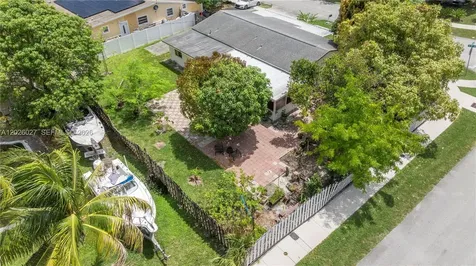 1611 SW 67th Avenue North Lauderdale FL 33068